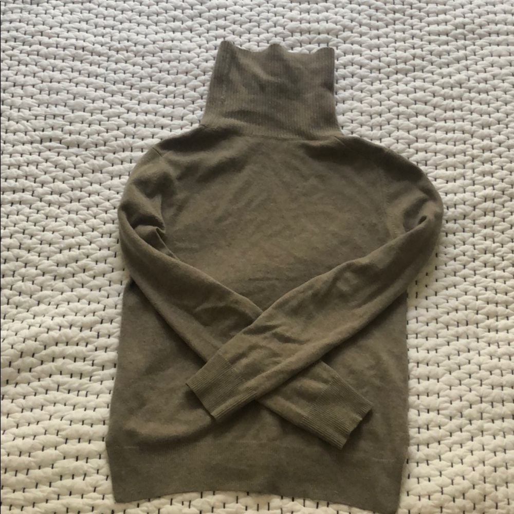 IDLF/Uniqlo sz. S cropped taupe turtleneck